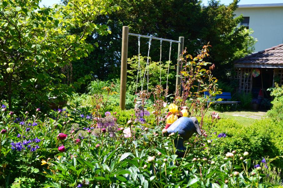 Hausgarten mit Schaukel